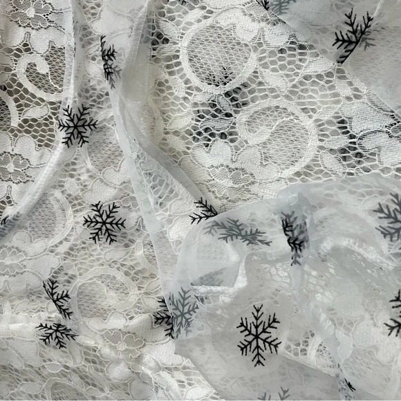 Snowflake and lace blouse - Picture 6 of 12